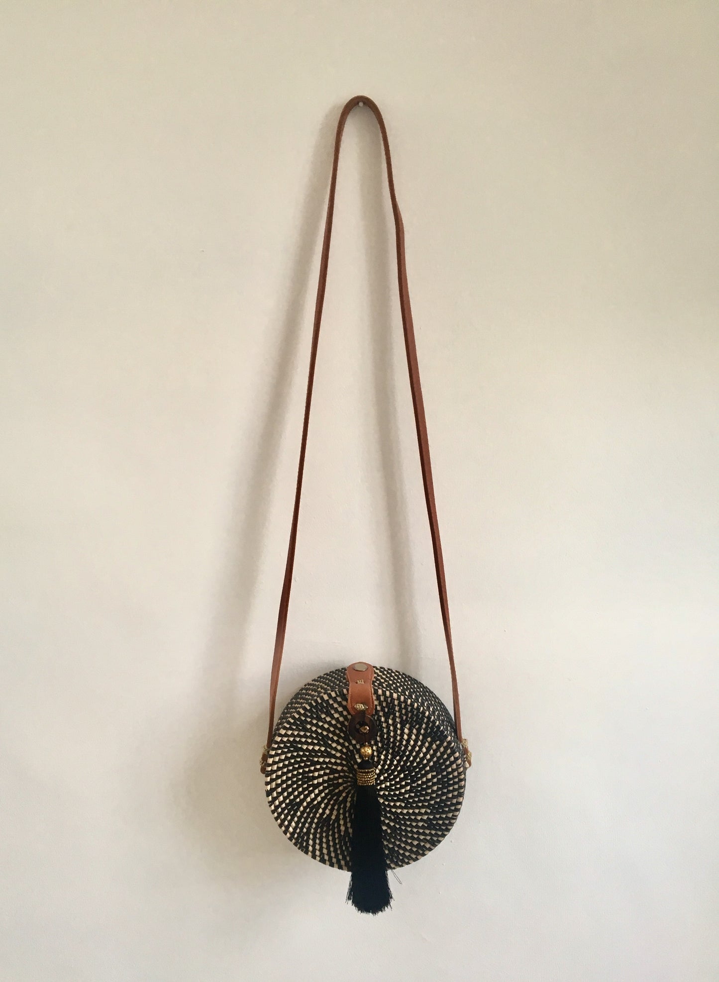 CROSS BODY RATTAN TASSEL BAG BLACK