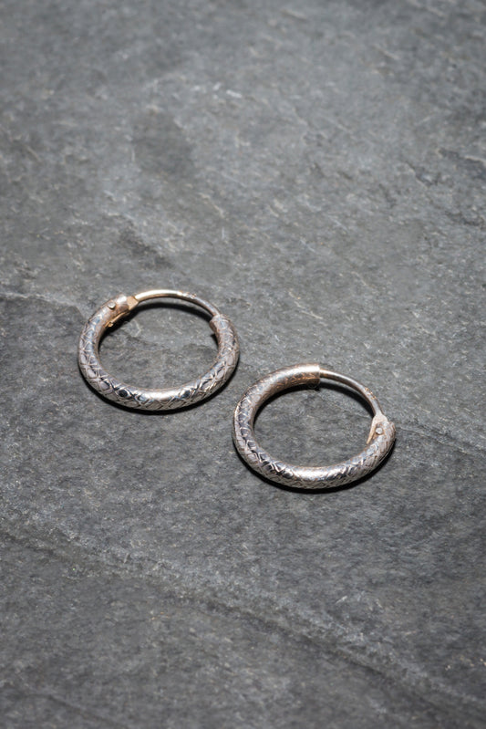 925 SILVER TEXTURED HUGGE HOOP EARRINGS