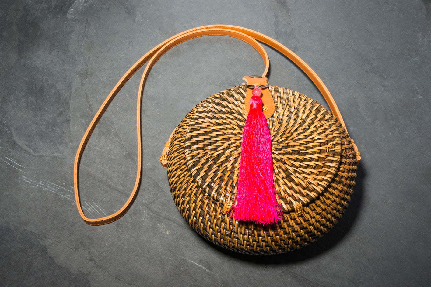 CROSS BODY RATTAN TASSEL BAG NATURE PINK