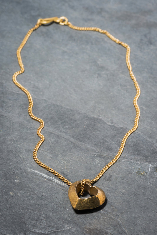 MOYO HEART PENDANT SHORT - HAMMERED FINISH