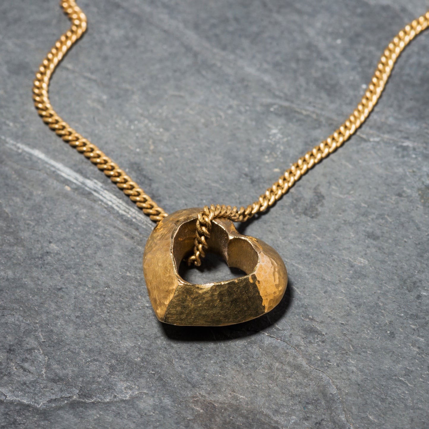 MOYO HEART PENDANT SHORT - HAMMERED FINISH