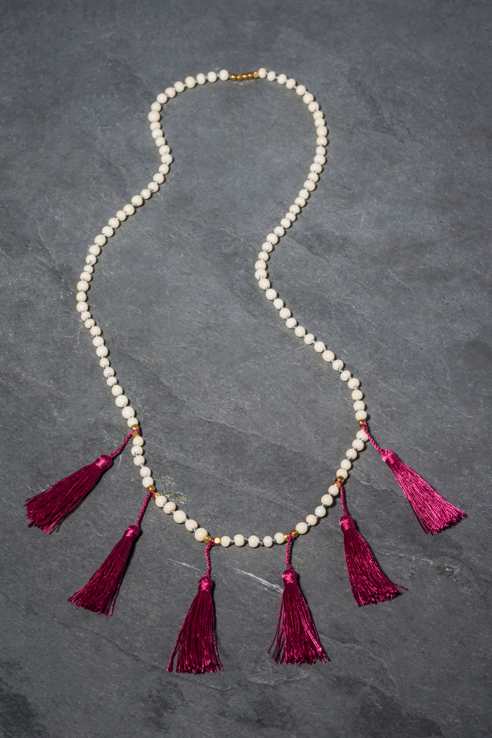 AUBERGINE FRINGE NECKLACE MINI