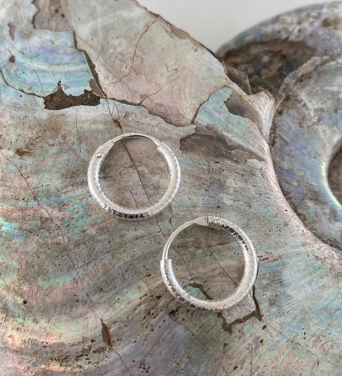 925 SILVER TEXTURED HUGGE HOOP EARRINGS