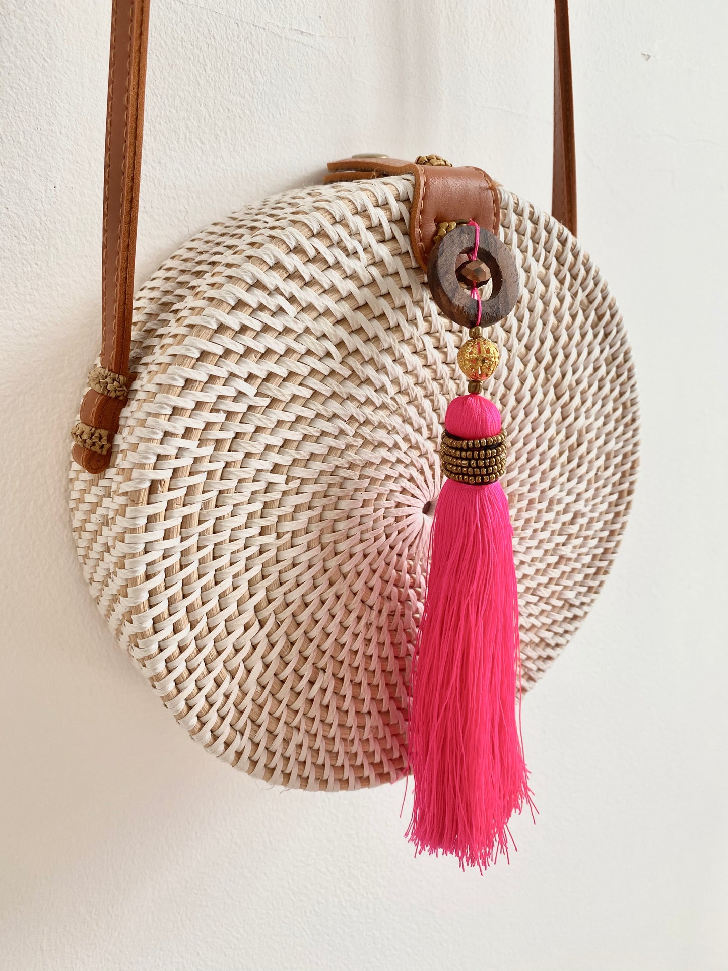 CROSS BODY RATTAN TASSEL BAG NEON PINK