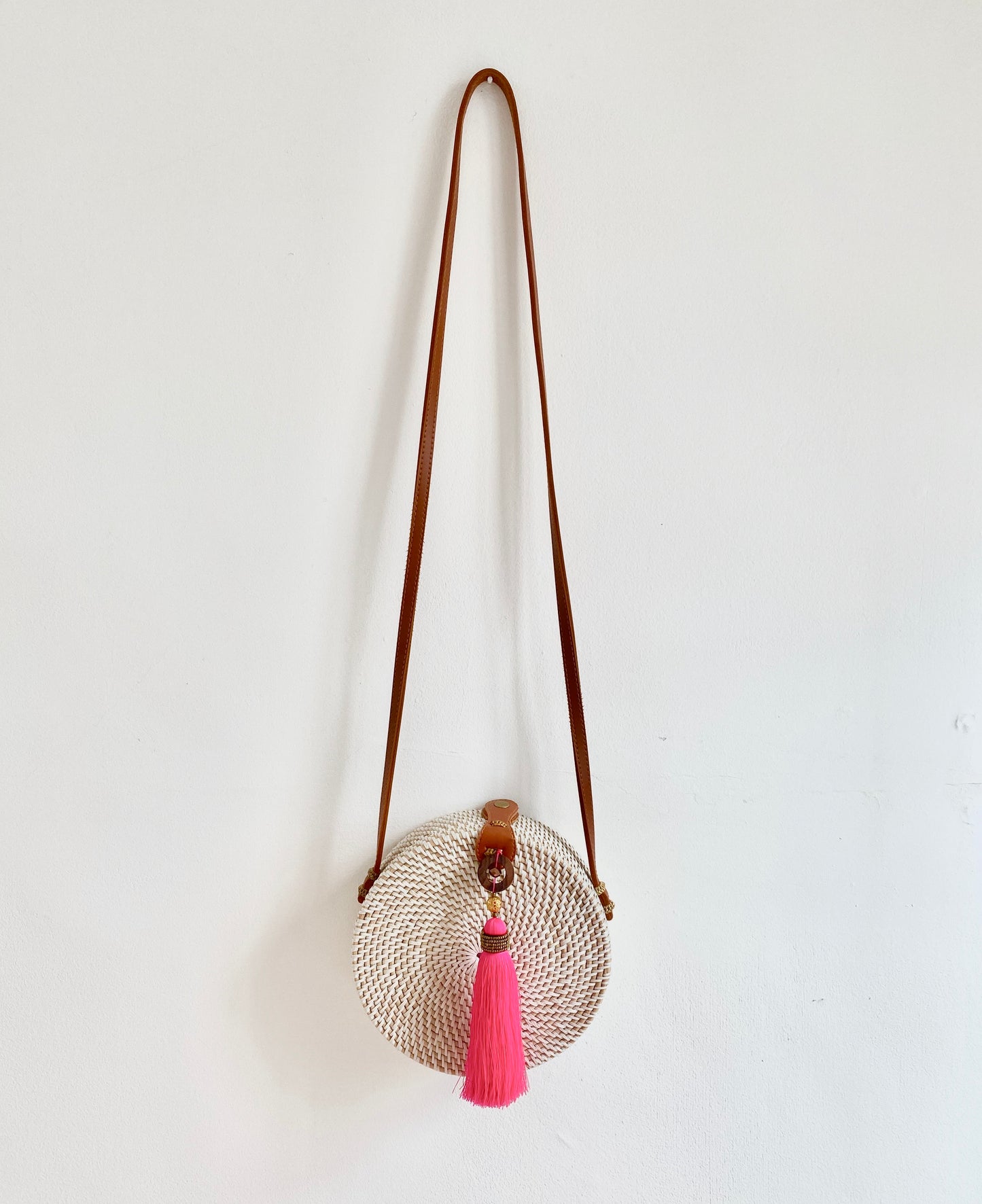 CROSS BODY RATTAN TASSEL BAG NEON PINK